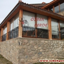 cam-balkona-etegi-oymali-stor-perde-modeli