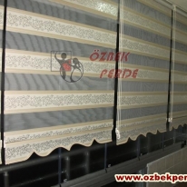 cam-balkona-gumus-renkli-sarmasik-zebra-perdesi