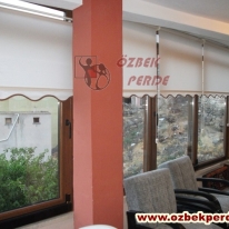 cam-balkona-krem-renkli-damla-stor-perde-gorseli