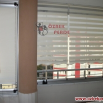 cam-balkona-pliseli-jaluzili-zebra-perde-modeli