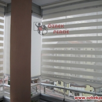 cam-balkona-pliseli-jaluzili-zebra-perde