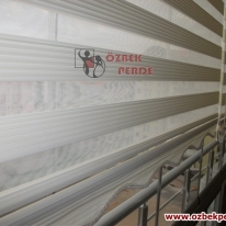 cam-balkona-pliseli-zebra-perdesi