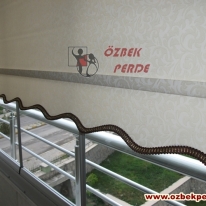 desenli-cam-balkon-stor-perde-gorseli