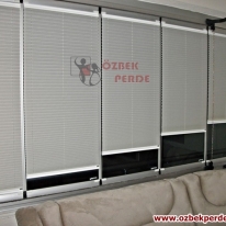 ekru-pliseli-cam-balkon-jaluzi-perde-gorseli