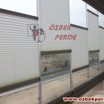 ekru-renkli-pliseli-cam-balkon-jaluzi-perde-modeli