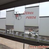 ekru-renkli-pliseli-cam-balkon-jaluzi-perde