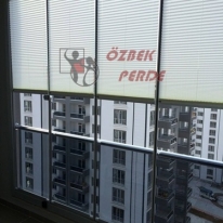 ekru-renkli-pliseli-cam-balkon-jaluzi-perdesi