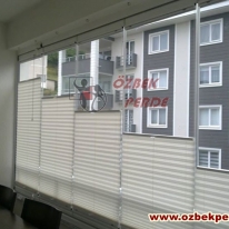 ekru-renkli-pliseli-cam-balkon-perde-gorseli