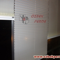 ekru-renkli-pliseli-cam-balkon-perde-modeli