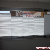 ekru-renkli-pliseli-cam-balkon-perde