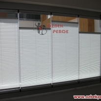 ekru-renkli-pliseli-cam-balkon-perdesi