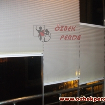 ekru-renkli-pliseli-cam-balkon-perdesi