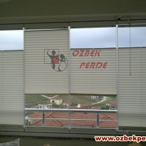 ekru-renkli-pliseli-cam-balkon-perdesi