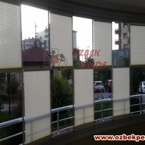 ekru-renkli-pliseli-cam-balkon-perdesinden-model