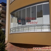 ekru-renkli-pliseli-cam-balkon-perdesinin-dis-gorunumu