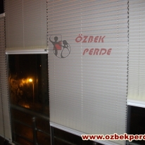 ekru-renkli-pliseli-yeni-cam-balkon-perde-modeli