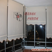 etegi-kahve-sutasli-cam-balkon-stor-perdesi