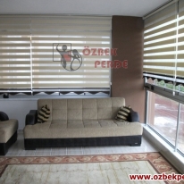 etegi-kahveli-cam-balkon-zebra-perde-gorseli