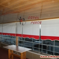 etegi-kirmizi-renkli-cam-balkon-stor-perde