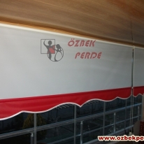 etegi-kirmizi-renkli-cam-balkon-stor-perdesi