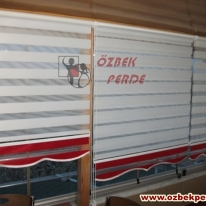 etegi-kirmizi-renkli-cam-balkon-zebra-perdesi
