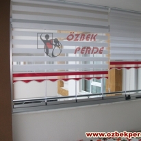 etegi-renkli-kirmizi-beyaz-zebra-perde