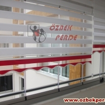 etegi-renkli-kirmizi-beyaz-zebra-perdesi