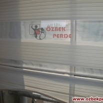 genis-pliseli-cam-balkon-zebra-perde-gorseli