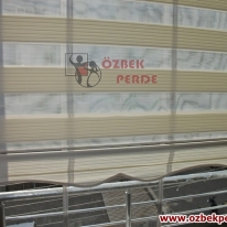 genis-pliseli-cam-balkon-zebra-perde-modeli