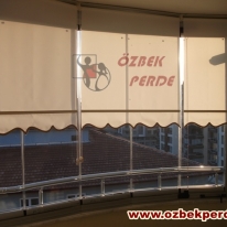 krem-renkli-cam-balkon-stor-perde-modeli