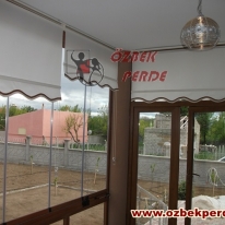 krem-renkli-desensiz-cam-balkon-stor-perde-modeli