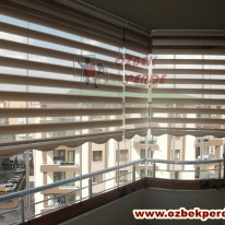krem-renkli-golgeli-cam-balkon-zebra-perde-modeli