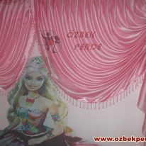 barbie-baskili-stor-uzerine-pembe-kruvaze-perde