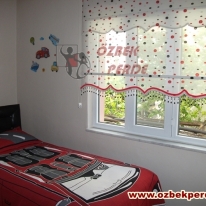 kirmizi-siyah-renkli-baloncuk-tul-stor-perdeleri