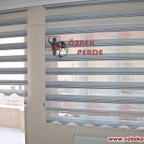 renk-skalasi-pliseli-zebra-perde-mavi-etekli