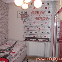 siyah-kirmizi-renkli-aloe-genc-odasi-zebra-perdesi