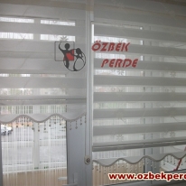 beyaz-renkli-brodeli-papatya-zebra-perde-modeli