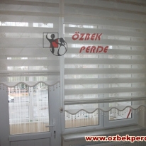 beyaz-renkli-brodeli-papatya-zebra-perde