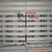 beyaz-renkli-ponpon-brodeli-zebra-perde-cesidi