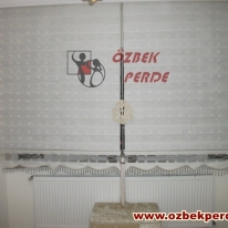 beyaz-renkli-ponpon-brodeli-zebra-perde