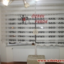 beyaz-renkli-ponpon-brodeli-zebra-perdesi