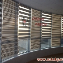 isyerine-siyah-beyaz-cizgili-zebra-stor-perde