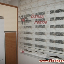 kahverenkli-sonsuz-cicekli-brodeli-zebra-perde