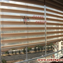 krem-renkli-golgeli-cam-balkon-zebra-perdesi