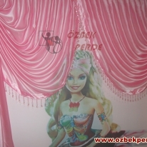barbie-baskili-stor-uzerine-pembe-kruvaze-perdesi