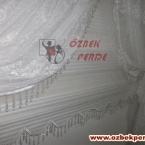 beyaz-renkli-kruvaze-perde-altina-pliseli-zebra-perde-modeli