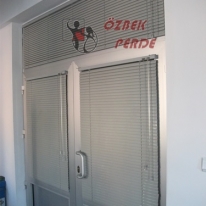 gumus-renkli-metal-jaluzi-perde-gorseli