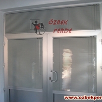 gumus-renkli-metal-jaluzi-perde-modeli