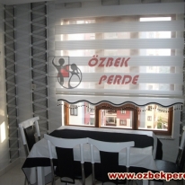 brillant-beyaz-pliseli-alt-etegi-siyah-boncuklu-zebra-perde