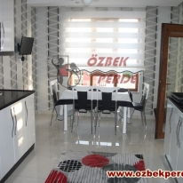 brillant-beyaz-renkli-pliseli-alt-etegi-boncuklu-zebra-perde